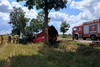 Gmina Śniadowo. Ciągnik rolniczy uderzył w drzewo. Kierujący trafił do szpitala!