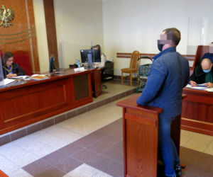 Policjant drogówki postrzelił uciekiniera w pośladek. Stanął przed sądem