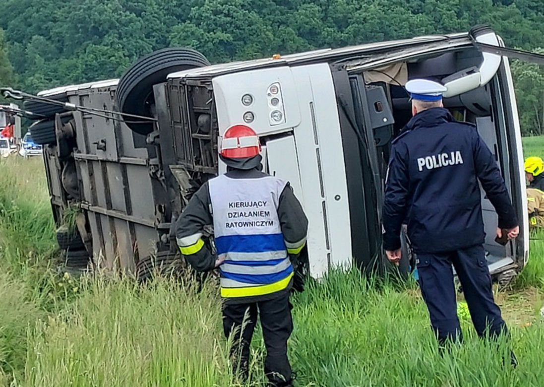 Autobus z dziećmi wyleciał z trasy. Liczba rannych w wywpadku Roztoce wzrosła