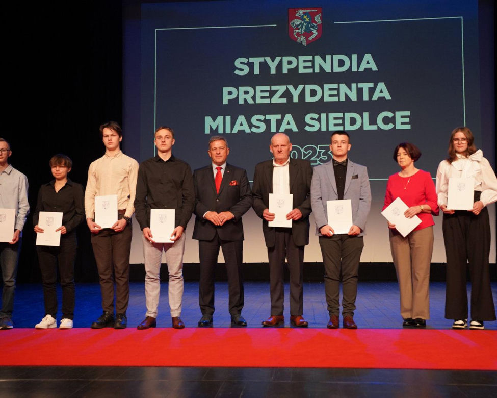 Stypendyści odebrali z rąk prezydenta Andrzeja Sitnika Listy Gratulacyjne