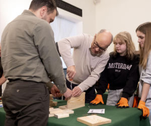 Włodzimierz Czarzasty robi budki dla ptaków Sejm/Piotr Tracz