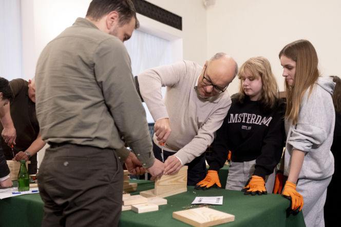 Włodzimierz Czarzasty robi budki dla ptaków Sejm/Piotr Tracz