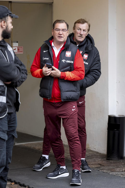Reprezentacja zmokła na spacerze. Lewandowski się krył przed deszczem