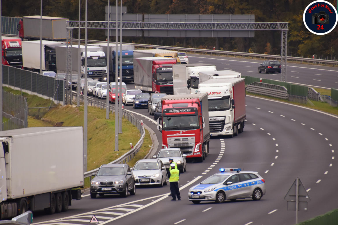 Blokada Trasy S8 potrwa kilka godzin zanim tiry zostaną przeładowane i ściągnięte z jezdni