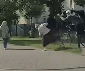 Rowerzysta zaatakował seniorkę