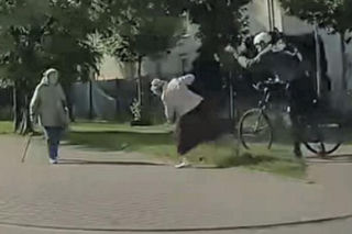 Rowerzysta zaatakował seniorkę