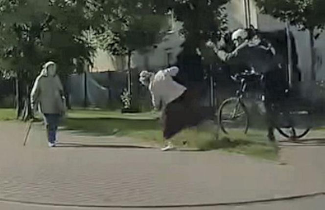 Rowerzysta zaatakował seniorkę