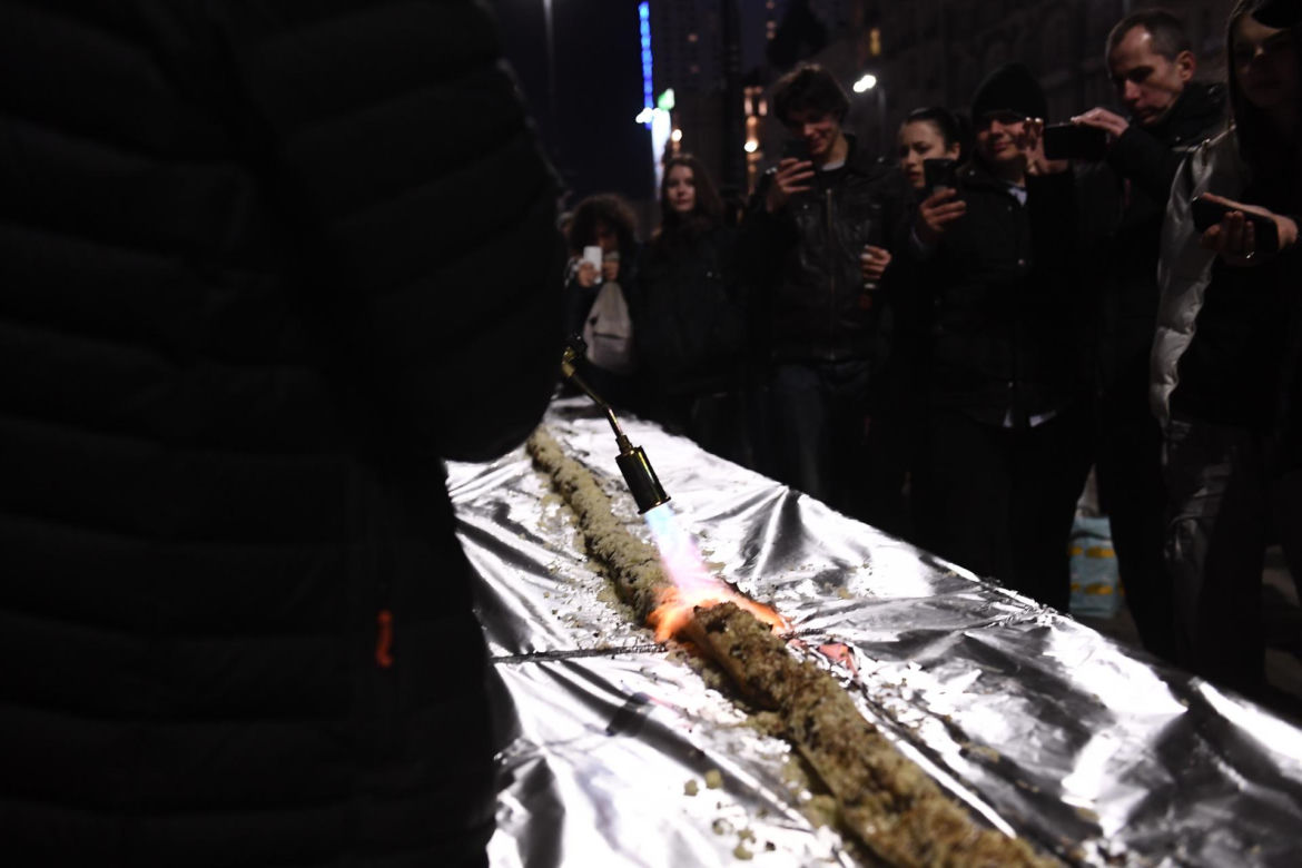 Akcja bicia rekordu Guinnessa pod barem Lussi. To najdłuższa zapiekanka na świecie!