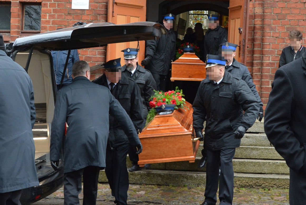 Pogrzeb polskich strażaków. Nawet niebo płakało. Bracia Kacper i Dawid zginęli w Belgii