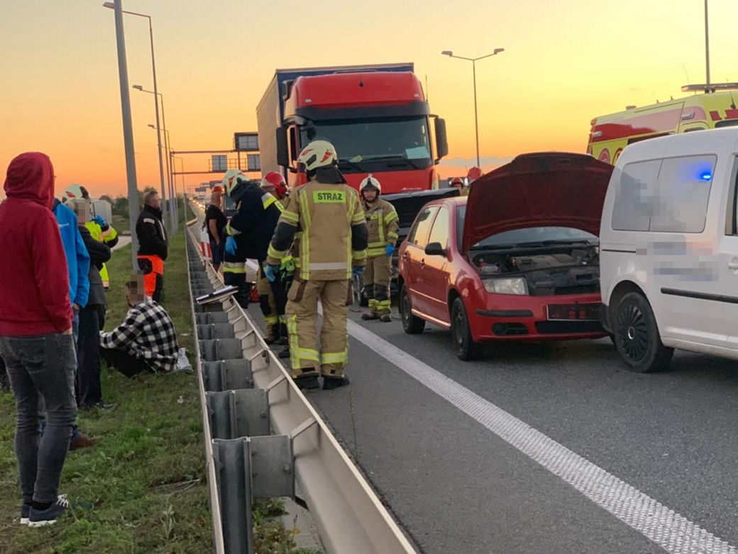 Wielki karambol na S8 pod Warszawą. Ciężarówka wjechała w samochody, są ranni