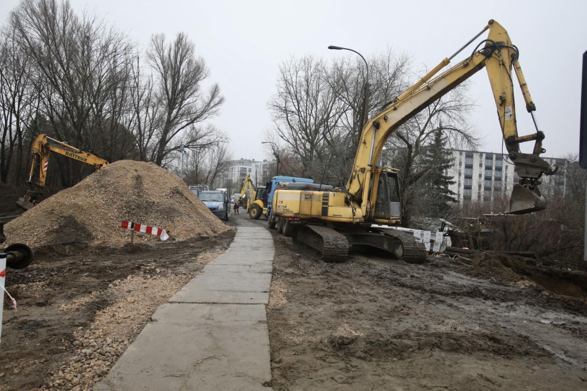 Dojście do nowej stacji przez błoto i plac budowy. PKP Warszawa Grochów jak tor przeszkód 