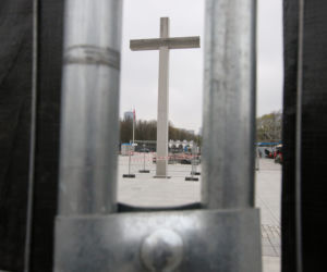 Grodzą Pl. Piłsudskiego potężnym płotem