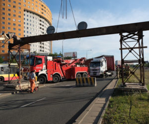 Kolejna ciężarówka rozbiła się przed wiaduktem