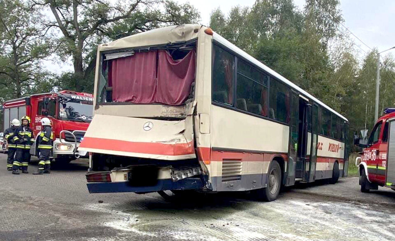 Siedliska. Ciężarówka wjechała w autobus szkolny. 5 dzieci w szpitalu
