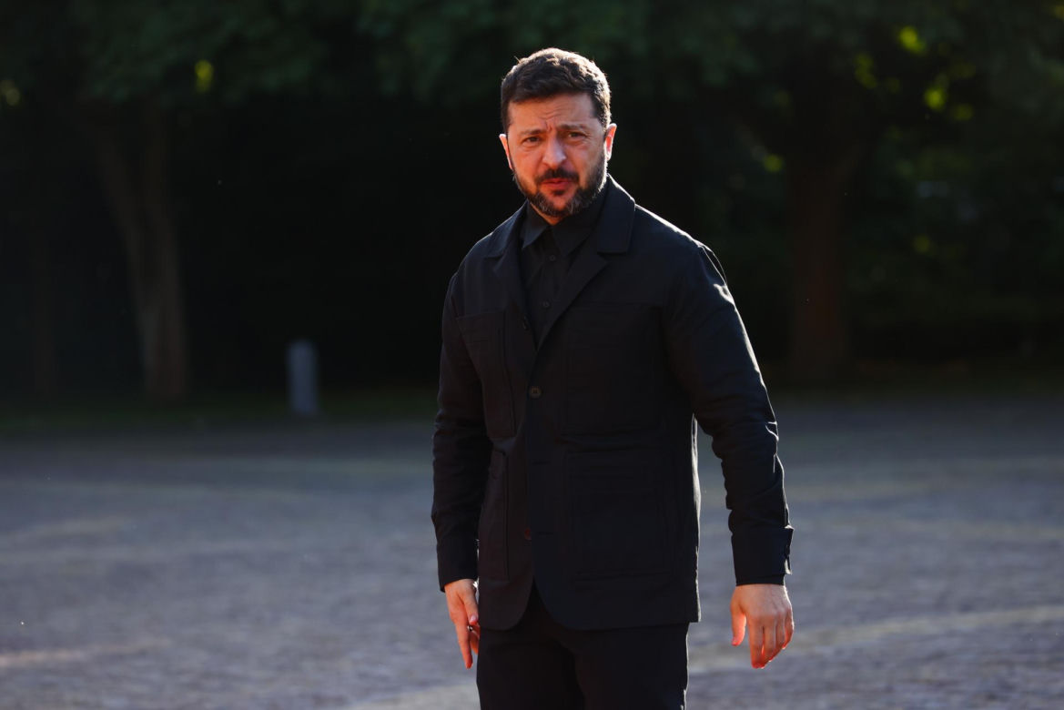 Tak Zełenski prezentuje się na salonach. Wszystkie stroje prezydenta Ukrainy