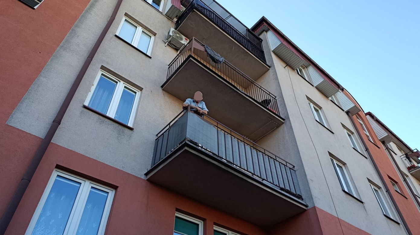 Niewiarygodne! 22-latek skoczył z drugiego piętra i uciekł do mieszkania. Co się stało w Siedlcach?