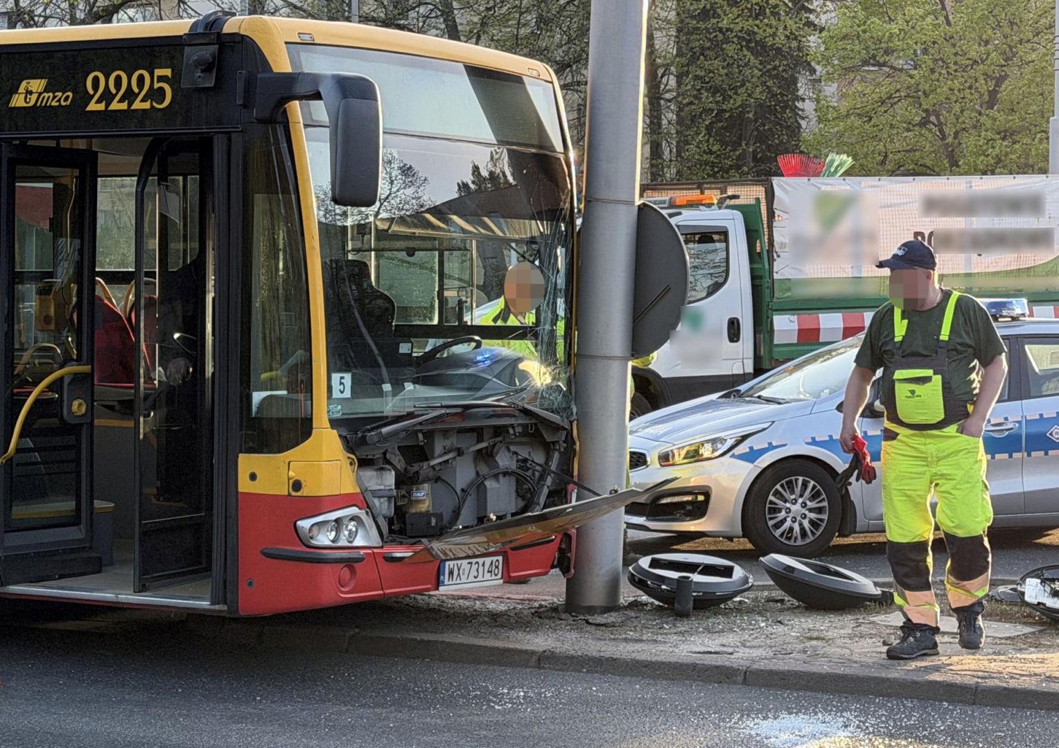 Autobus miejski wjechał w słup. Półtoraroczne dziecko w szpitalu ...