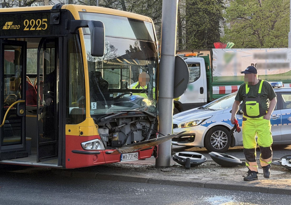 Miejski autobus uderzył w słup. Półtoraroczne dziecko trafiło do szpitala