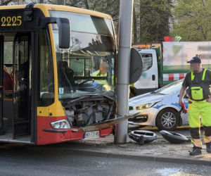 Miejski autobus uderzył w słup. Półtoraroczne dziecko trafiło do szpitala