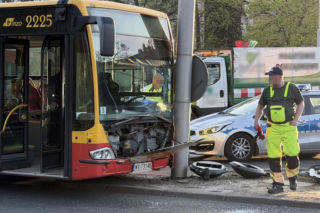 Miejski autobus uderzył w słup. Półtoraroczne dziecko trafiło do szpitala