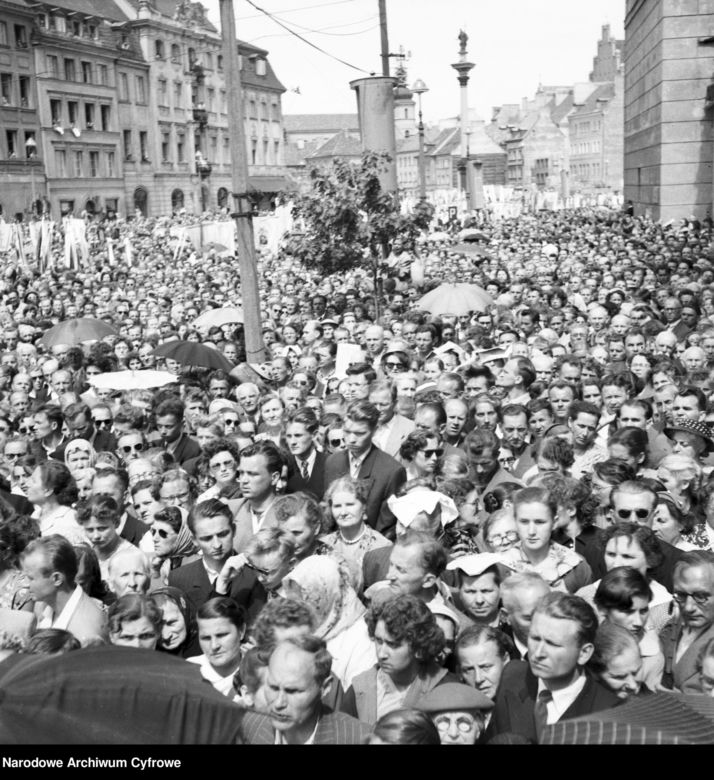 Uroczystość Bożego Ciała w Warszawie celebrowana przez Prymasa Polski kardynała Stefana Wyszyńskiego - 1957 rok