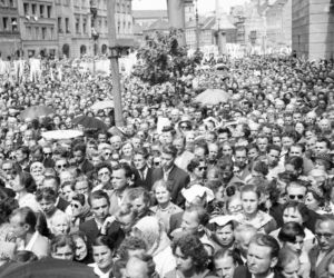 Uroczystość Bożego Ciała w Warszawie celebrowana przez Prymasa Polski kardynała Stefana Wyszyńskiego - 1957 rok