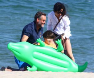 Marta Kaczyńska z mężem i synem na plaży