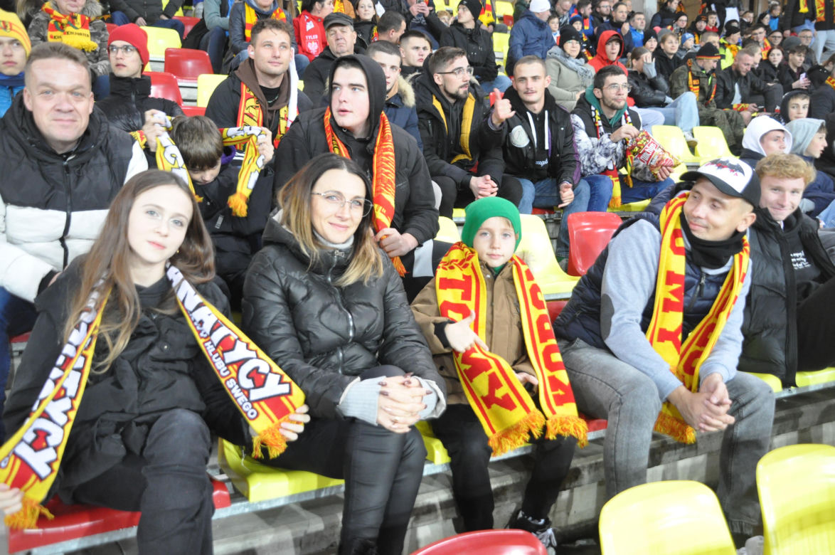 Żółto-czerwono na Suzuki Arenie! Zdjęcia kibiców na meczu Korona Kielce - Jagiellonia Białystok