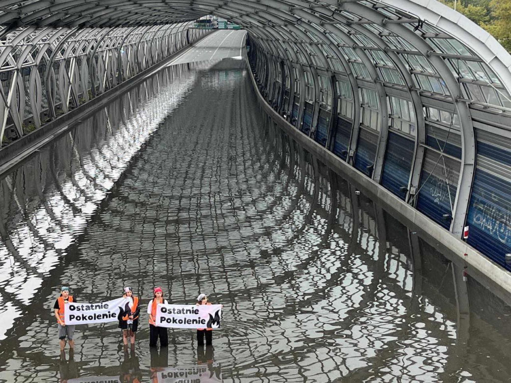 Protest Ostaniego Pokolenia na zalanej S8 w Warszawie