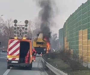 Jęzory ognia na S8. Płonął dźwig!