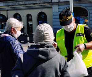 Kalisz. Straż miejska rozdaje maseczki i edukuje mieszkańców! [ZDJĘCIA] 