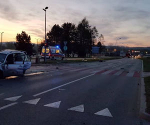 O świcie pijany kierowca jechał przez Nowy Sącz. Miał zwidy i skończył pod latarnią
