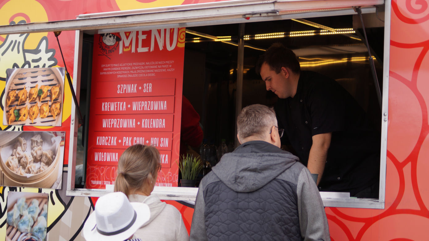 Festiwal Food Trucków 2021. Restauracje na kółkach zaparkowały na Wyspie Młyńskiej