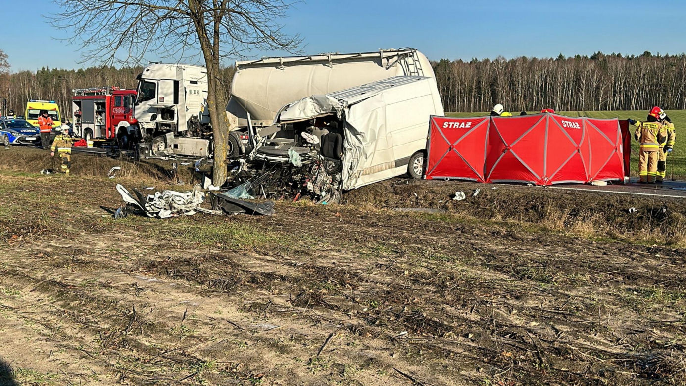 Śmiertelny wypadek pod Opocznem. 39-latek z busa nie przeżył zderzenie z tirem