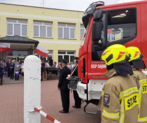 Dąbrówka Stany, gmina Skórzec: nowym wozem strażackim, po nowej drodze, do nowej szkoły