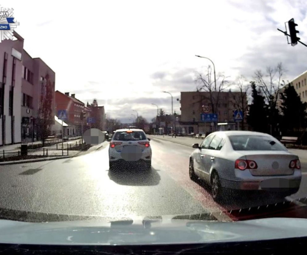 Haniebna jazda kierowcy volkswagena. Pomylił ścieżkę rowerową z pasem ruchu?!
