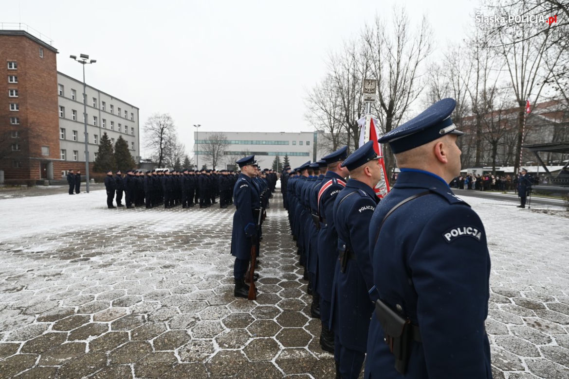 Śląskie: 156 nowych policjantów złożyło ślubowanie w Katowicach