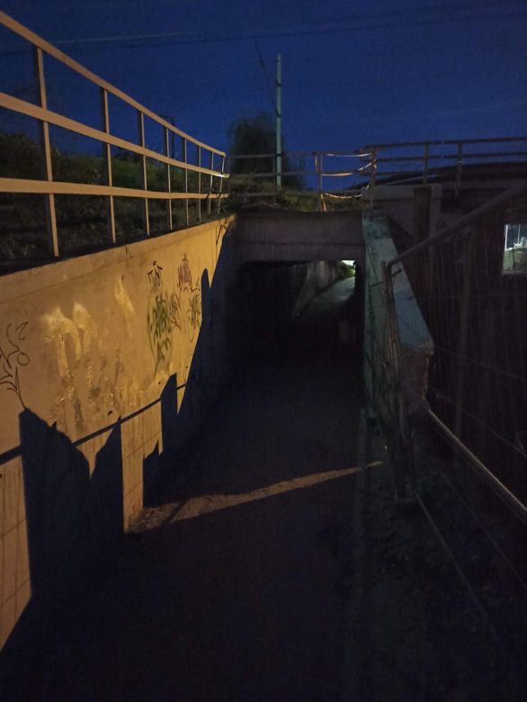 Nieoświetlony tunel pod torami wzdłuż ul. Kolejowej 