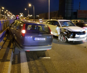 Auto wjechało w przystanek na S8