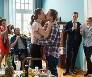 O mnie się nie martw 4 odc. 13. Irenka (Hanna Śleszyńska), Iga (Joanna Kulig), Marcin (Stefan Pawłowski), Krzysiek (Paweł Domagała), Wojtek (Wojciech Solarz), Marta (Katarzyna Ankudowicz)