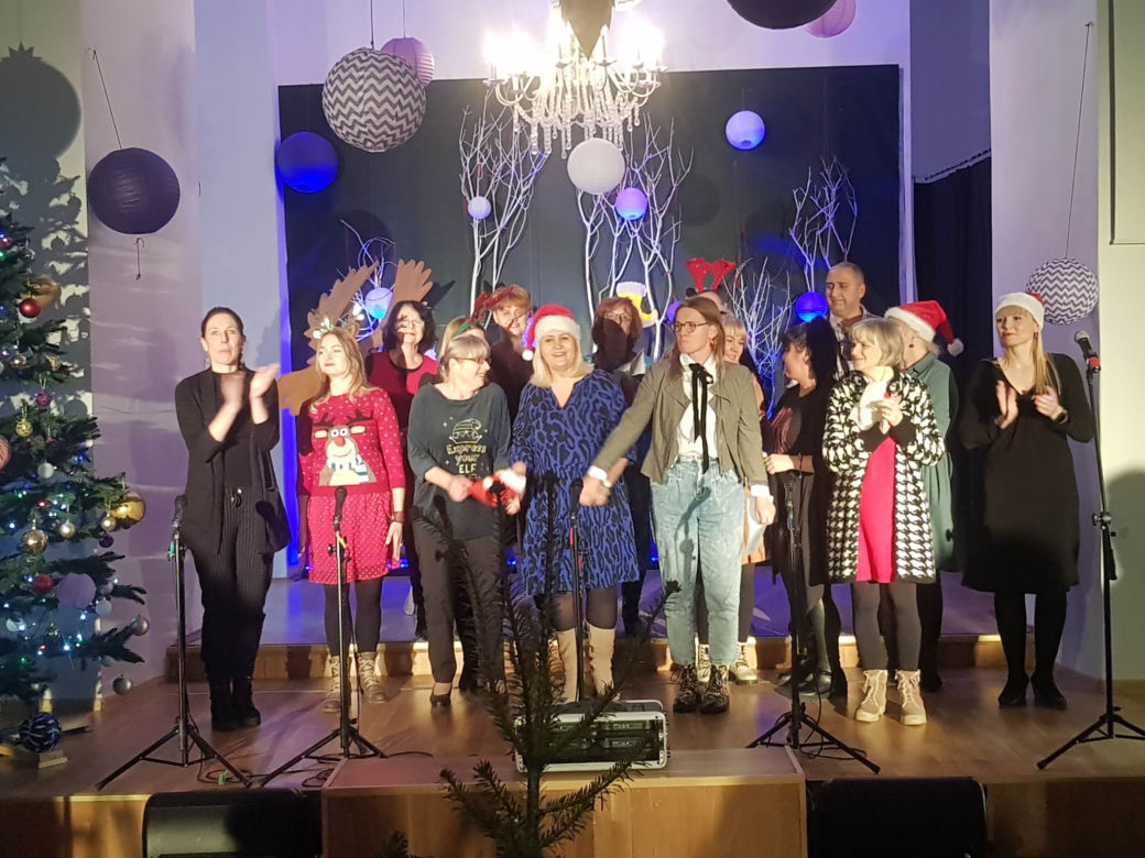 Pracownicy Pałacu Młodzieży śpiewają pastorałkę