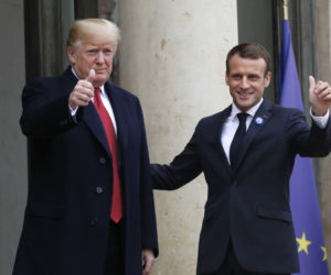 Święto pokoju w Paryżu. Trump w żelaznym uścisku Macrona.