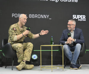Warszawskie Targi Obronne. Scena Biała. Fire chat: Gen. Chmielewski o pasji do cyberbezpieczeństwa i i ekstremalnego biegania