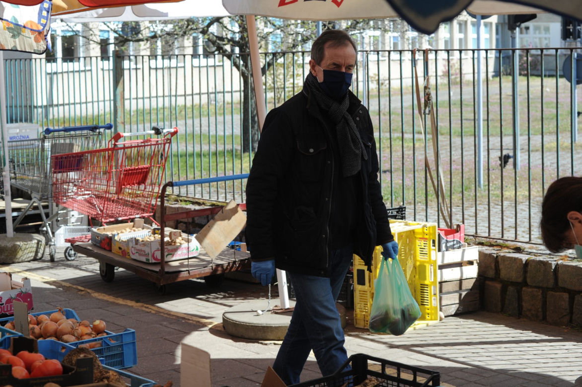 Marszałek Grodzki robi zakupy na bazarku