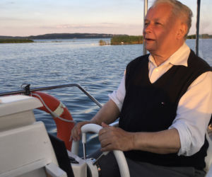 Jarosław Kaczyński jako sternik na łódce