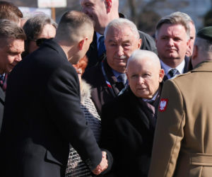 Rocznica katastrofy smoleńskiej. Prezydent Nawrocki uczcił pamięć zmarłych