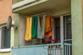 500 zł za pranie na balkonie? Sprawdź, kiedy możesz dostać mandat. Naprawdę, sporo rzeczy jest zakazanych