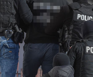 Podejrzany o zamordowanie trójki dzieci Radosław K. doprowadzony do prokuratury przez kilku uzbrojonych policjantów