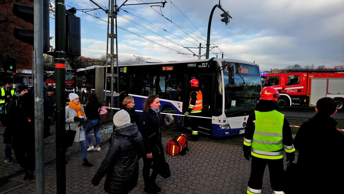 Dramatyczny wypadek w Krakowie. Tramwaj zderzył się z autobusem, są ranni