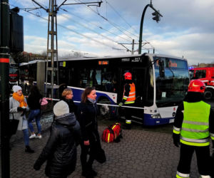 Dramatyczny wypadek w Krakowie. Tramwaj zderzył się z autobusem, są ranni